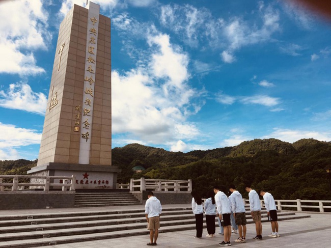 實(shí)踐隊(duì)向松毛嶺戰(zhàn)役中犧牲的烈士鞠躬默哀。福建船政交通職業(yè)學(xué)院供圖