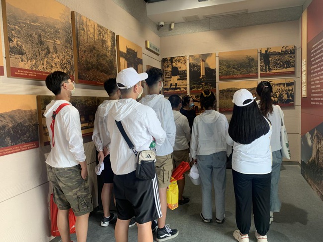 在福建省蘇維埃政府舊址聆聽(tīng)革命先輩事跡。福建船政交通職業(yè)學(xué)院供圖